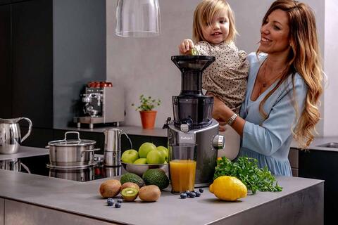 Mutter mit Kind entsaftet mit Dahlert SJ-19 Slow Juicer